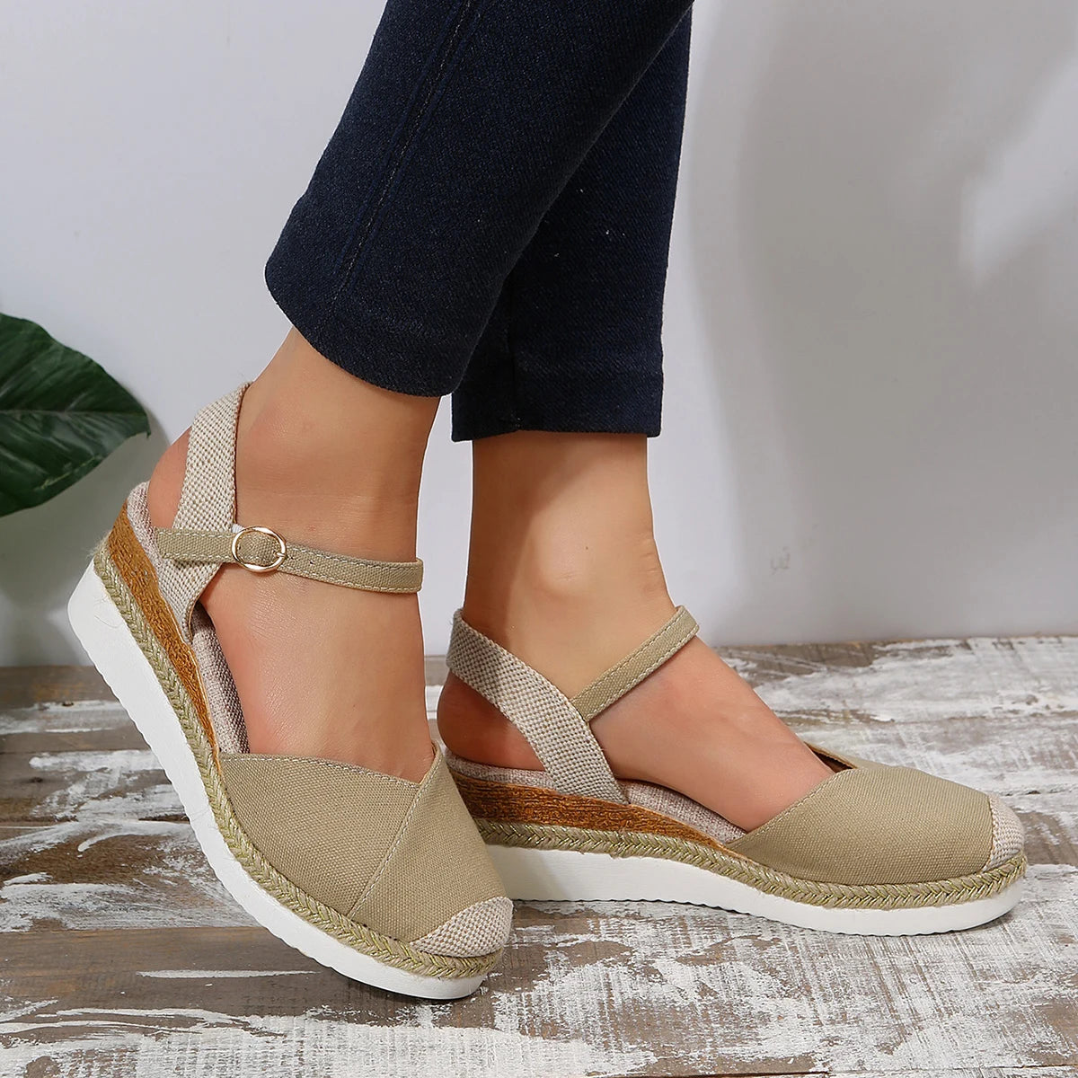 Sandalias Ibiza — Sandalia de cuña con hebilla al tobillo